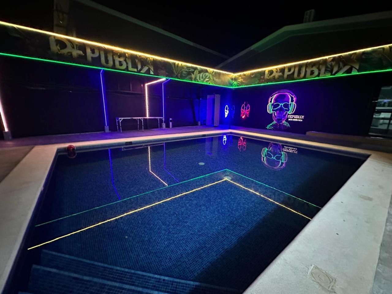 Republik Hotel, Bistro And Nightclub On Site جاكو المظهر الخارجي الصورة