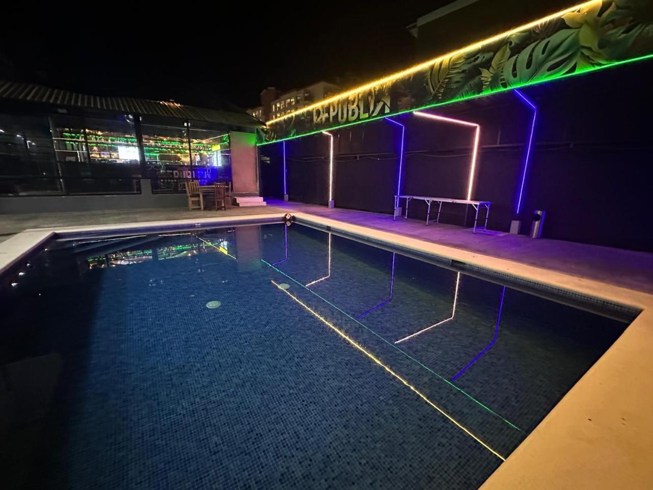 Republik Hotel, Bistro And Nightclub On Site جاكو المظهر الخارجي الصورة