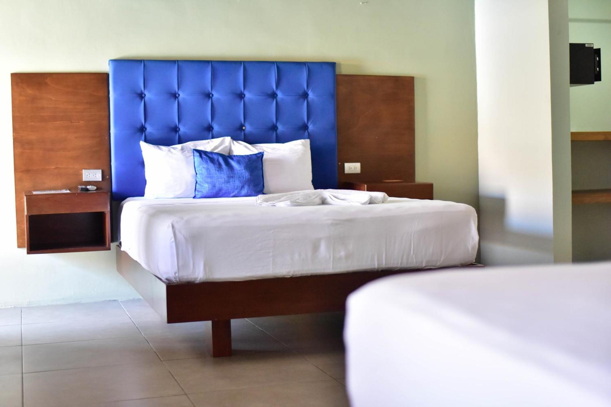 Republik Hotel, Bistro And Nightclub On Site جاكو المظهر الخارجي الصورة